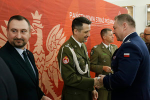 Funkcjonariusze składają sobie życzenia