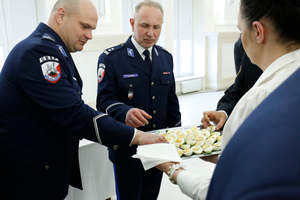 Funkcjonariusze częstują się jajkiem