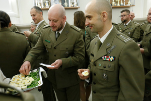 Funkcjonariusze częstują się jajkiem