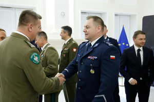 Funkcjonariusze składają sobie życzenia