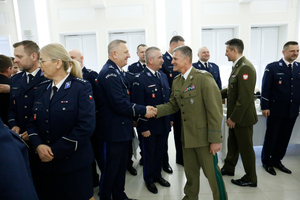Funkcjonariusze składają sobie życzenia