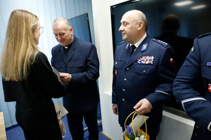Kapelan Lubelskiej Policji ksiądz Bogdan Zagórski, nadkomisarz Andrzej Wójcik i podopieczna Fundacji Pomocy Wdowom i Sierotom Po Poległych Policjantach z województwa lubelskiego