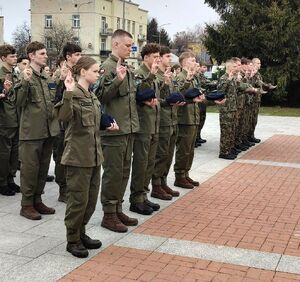 uczniowie klasy mundurowej w czasie ślubowania