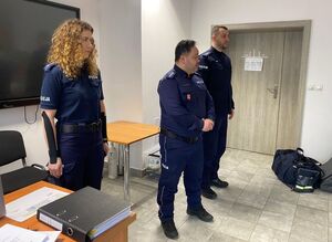 kierownik Ośrodka Szkolenia Policji w Lublinie i dwoje umundurowanych policjantów