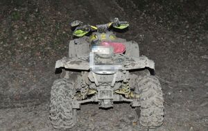 quad po wypadku w leśnym terenie
