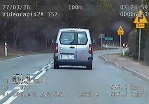 zdjęcie z wideorejestratora, pomiar prędkości oraz samochód osobowy