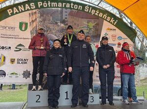 policjantka na podium zawodów, na przodzie I Zastępca KWP we Wrocławiu