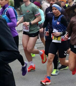 policjantka podczas biegu