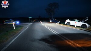 miejsce wypadku drogowego, uszkodzone pojazdy i radiowóz na drodze