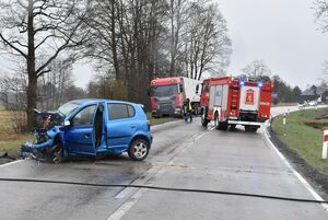 miejsce wypadku. Uszkodzone samochody, po przeciwnej stronie wóz straży pożarnej.