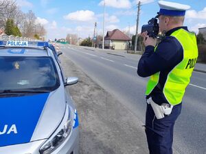 policjant mierzący prędkość pojazdu