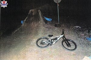 obok skarpy leży rower