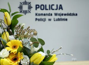 stroik wielkanocny z napisem wesołego alleluja. W tle napis KWP w Lublinie