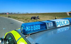 miejsce wypadku, radiowóz w tle rozbite auto