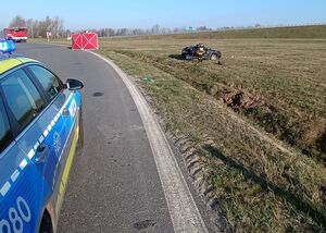 miejsce wypadku, radiowóz w tle rozbite auto