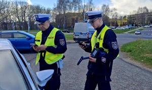 policjanci podczas kontroli drogowej