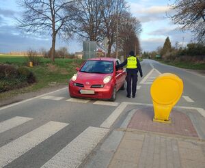 policjant kontroluje kierującego