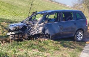 uszkodzony pojazd na trawie tuż po dachowaniu