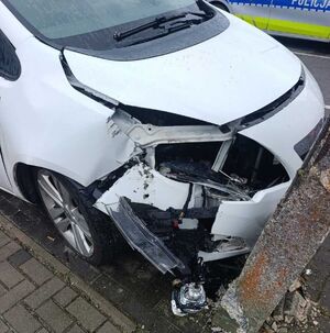 rozbity przód pojazdu osobowego