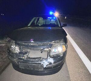 przód uszkodzonego pojazdu zderzeniu z innym autem