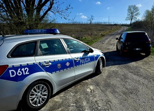 samochód Volkswagen i radiowóz policyjny