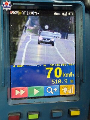 radarowy miernik prędkości z obrazem samochodu jadącego po drodze i wskazaniem jego prędkości