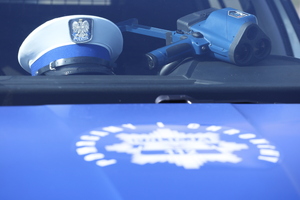 miernik prędkości i czapka policyjna w radiowozie