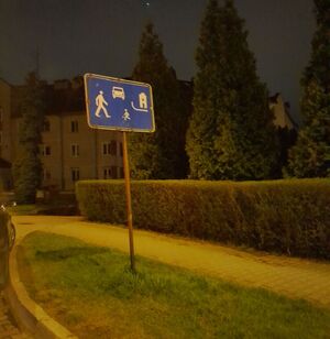 miejsce zdarzenia, znak ze strefą zamieszkania
