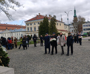 Komendant składa kwiaty pod pomnikiem