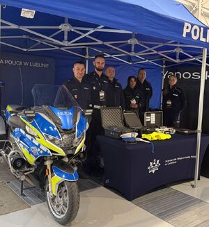 policyjne stoisko z policjantami