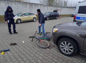 symulowane miejsce wypadku drogowego i policyjne czynności