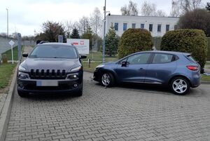 symulowane miejsce wypadku drogowego i policyjne czynności