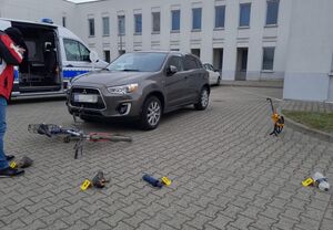 symulowane miejsce wypadku drogowego i policyjne czynności