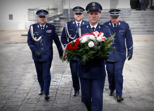 Kierownictwo Policji Lubelskiej składa wieniec pod pomnikiem ofiar zbrodni katyńskiej.