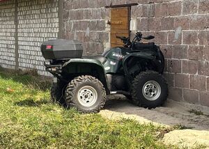 Quad, który wjechał w ścianę budynku