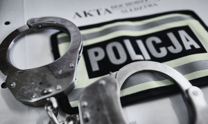 kajadaki, teczki i napis Policja