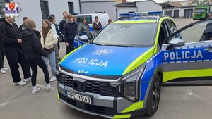 radiowóz i uczniowie na placu komendy