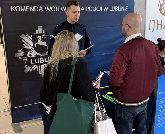 policjant prezentuje stoisko promocyjne podczas Dnia Kariery w Uniwersytecie Przyrodniczym w Lublinie