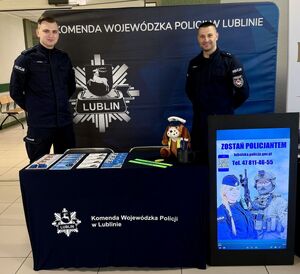 policjanci prezentują stoisko promocyjne podczas Dnia Kariery w Uniwersytecie Przyrodniczym w Lublinie