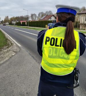 policjantka z miernikiem prędkości