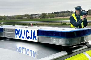 policjant z miernikiem prędkości