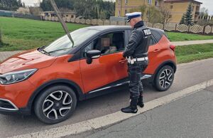 policjant podczas kontroli drogowej