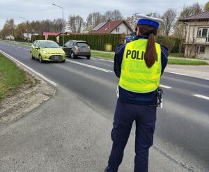 policjantka z miernikiem prędkości przy drodze