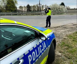 policjantka z miernikiem prędkości przy drodze