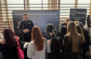 policjanci na stoisku na targach pracy