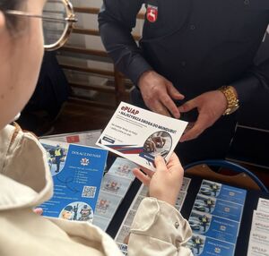 policjanci na stoisku na targach pracy