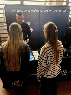 policjant na stoisku na targach pracy