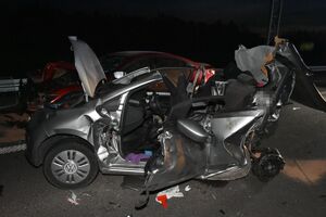 Rozbite samochody na drodze ekspresowej