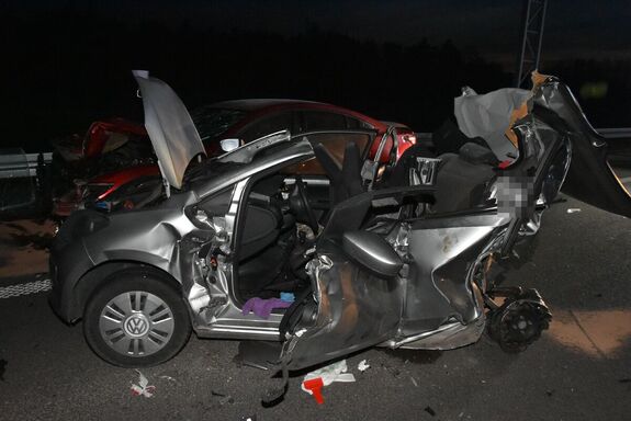 Rozbite samochody na drodze ekspresowej