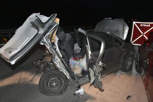 Rozbite samochody na drodze ekspresowej